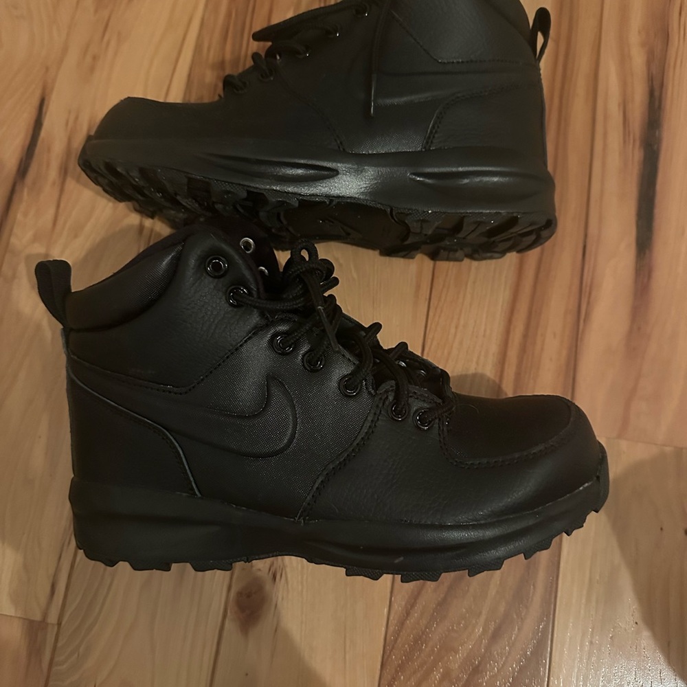 Nike Black Manoa Leather Boots - Boys size 4